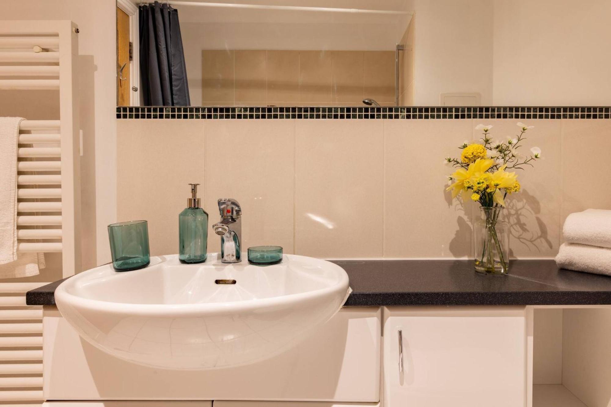 Wild Roses Service Apartments - East India Лондон Экстерьер фото