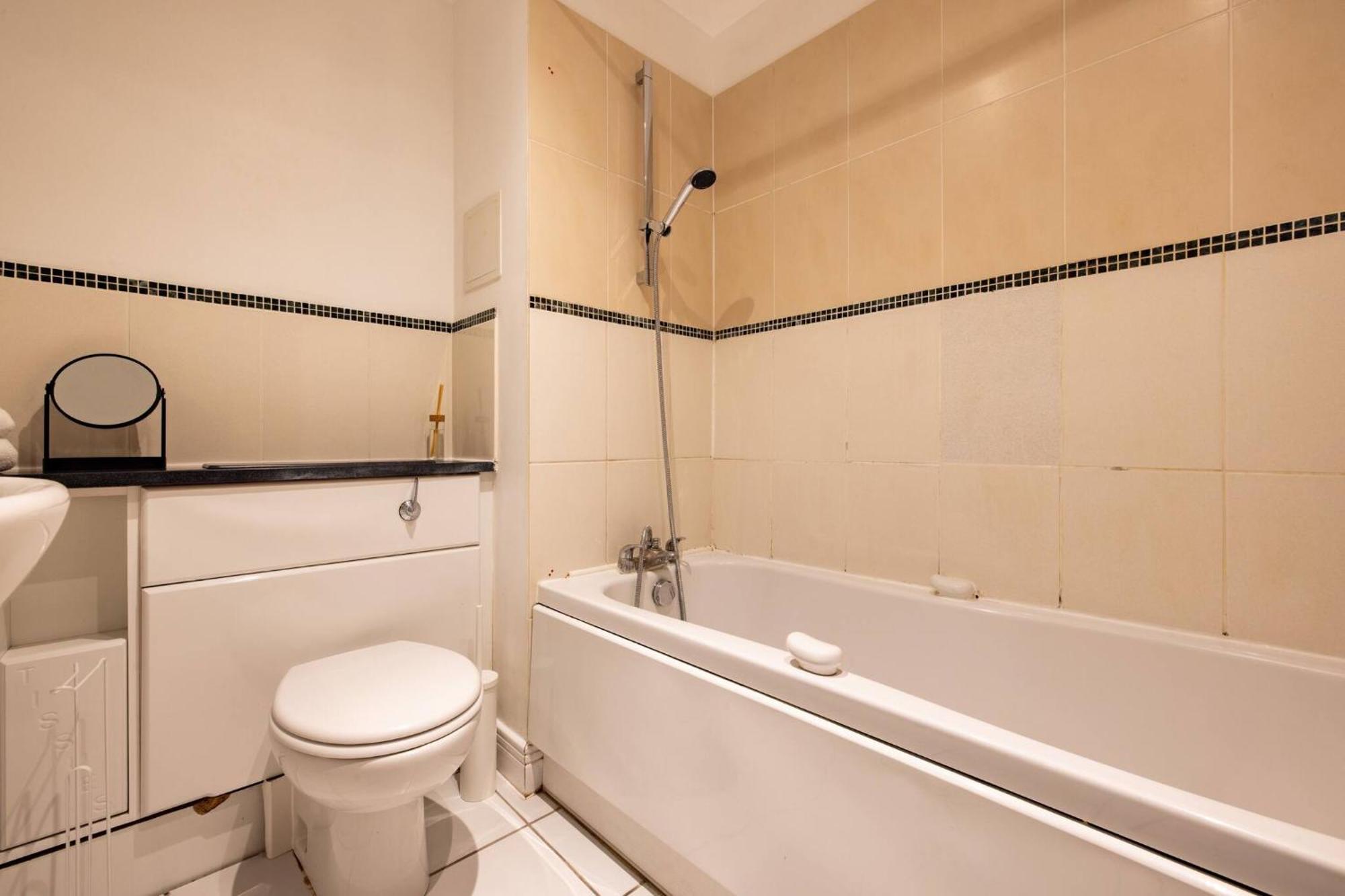 Wild Roses Service Apartments - East India Лондон Экстерьер фото