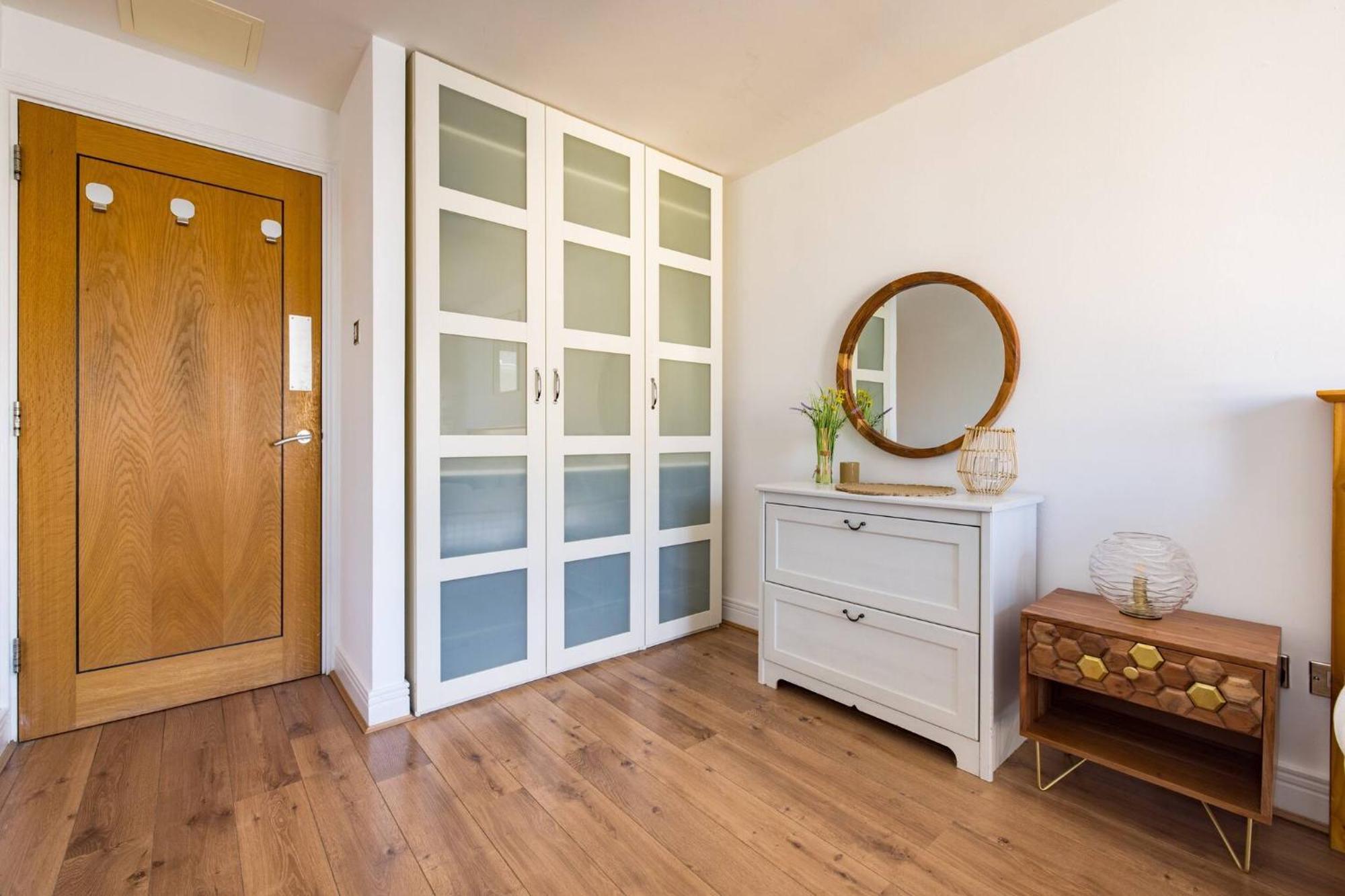 Wild Roses Service Apartments - East India Лондон Экстерьер фото