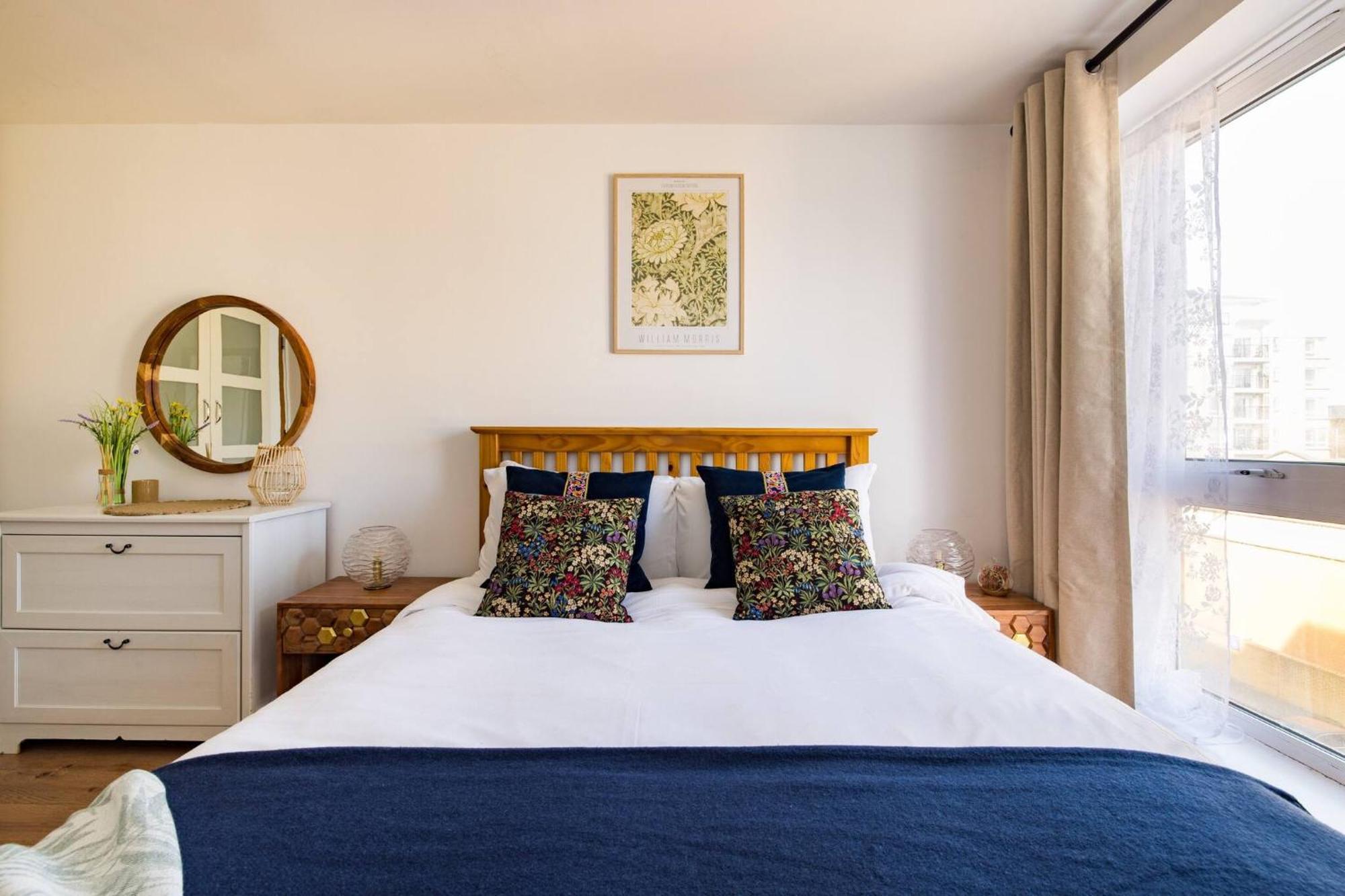Wild Roses Service Apartments - East India Лондон Экстерьер фото