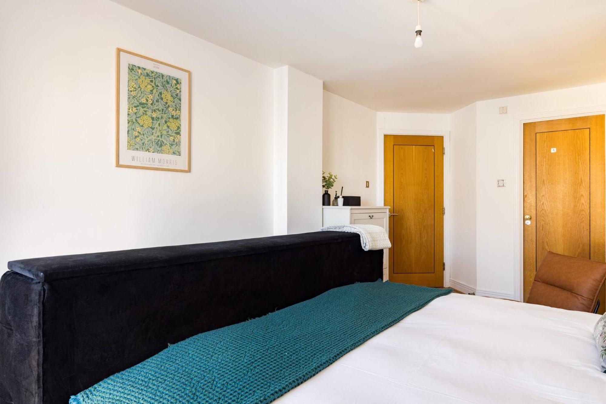 Wild Roses Service Apartments - East India Лондон Экстерьер фото