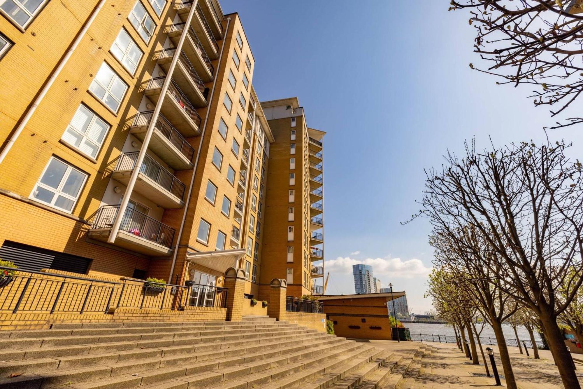 Wild Roses Service Apartments - East India Лондон Экстерьер фото