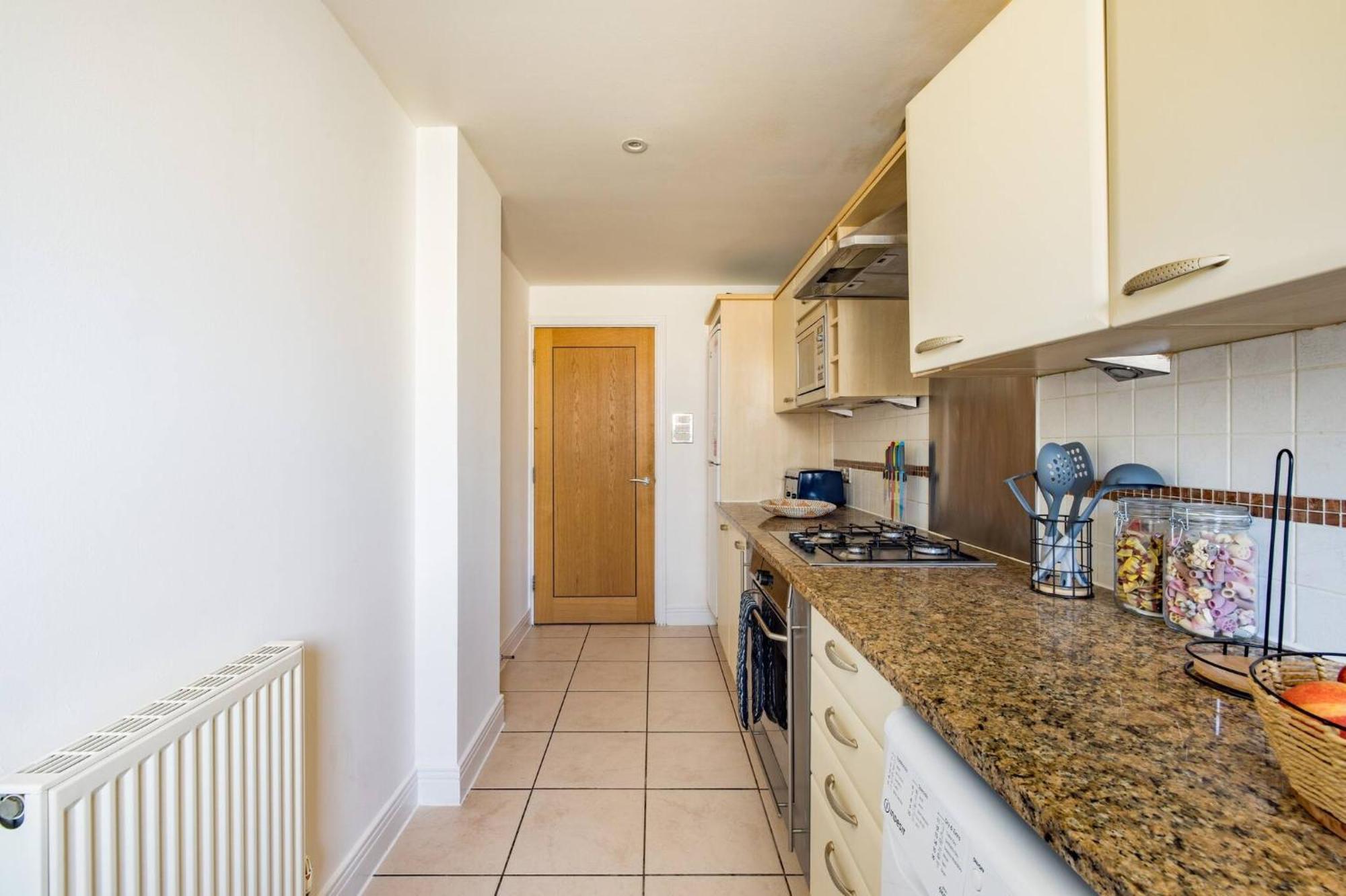 Wild Roses Service Apartments - East India Лондон Экстерьер фото