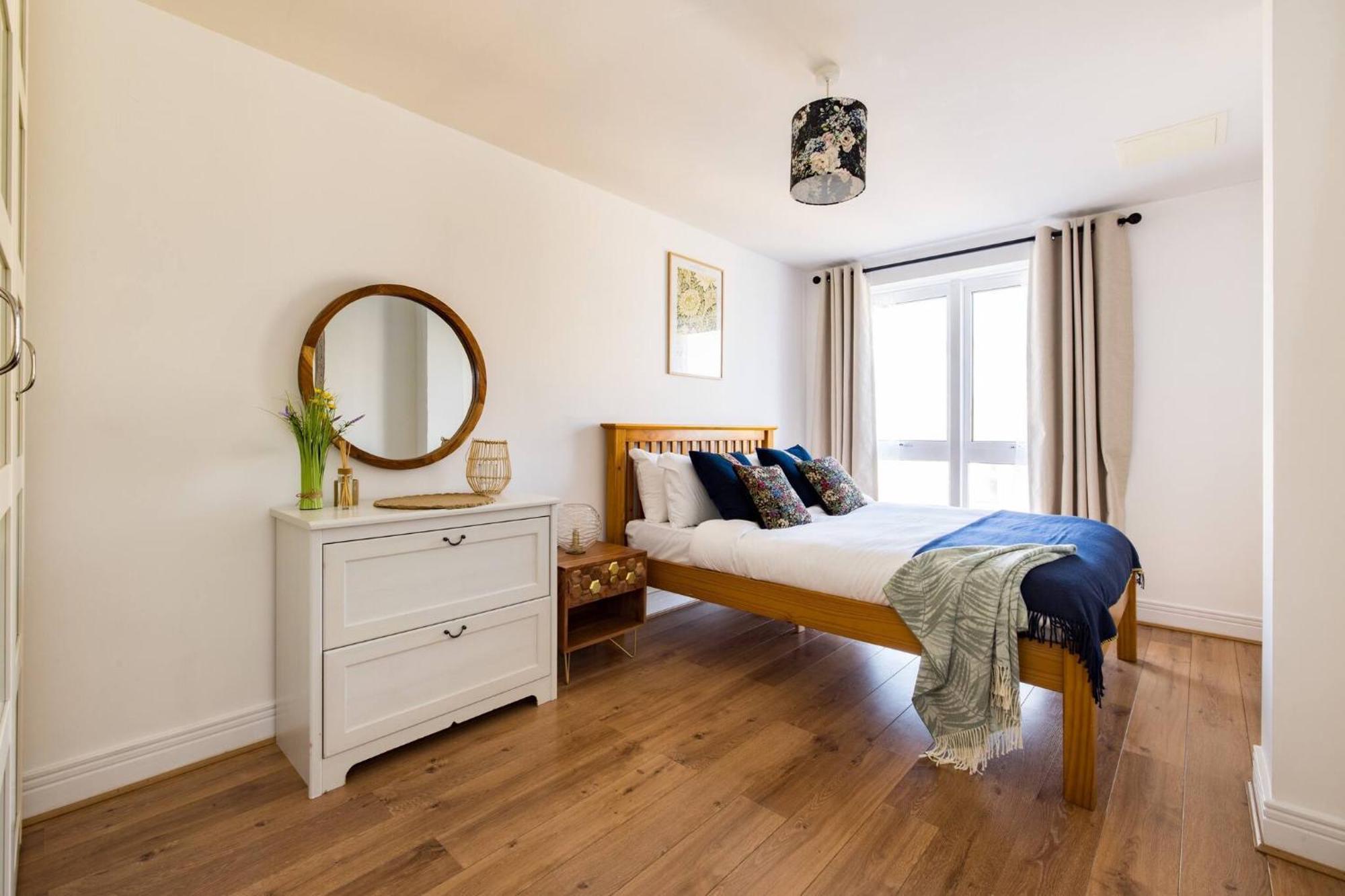 Wild Roses Service Apartments - East India Лондон Экстерьер фото