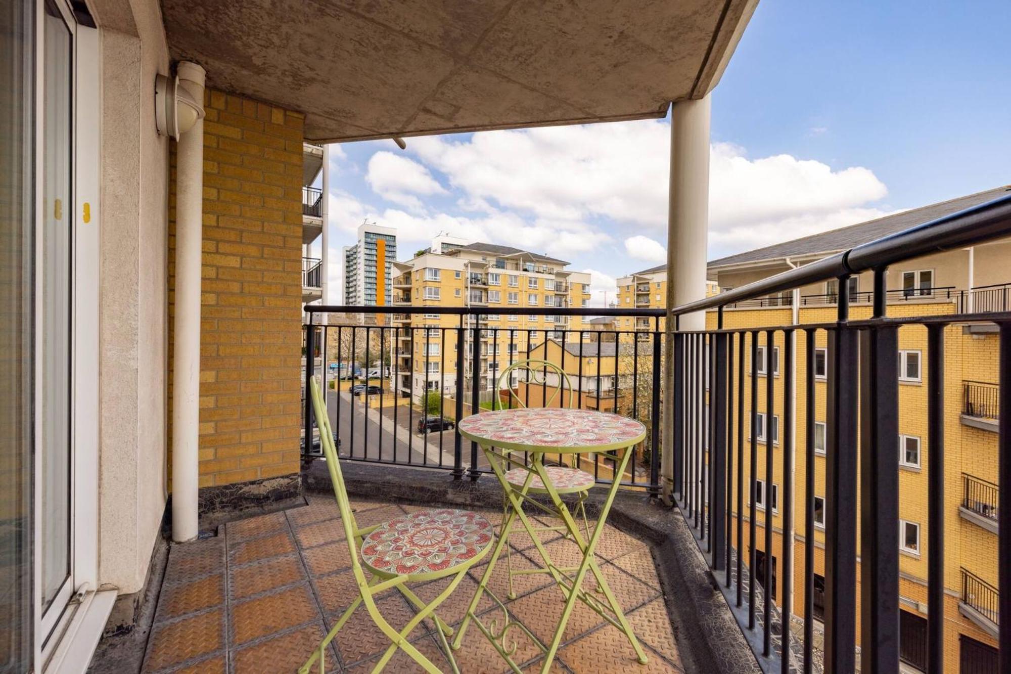 Wild Roses Service Apartments - East India Лондон Экстерьер фото