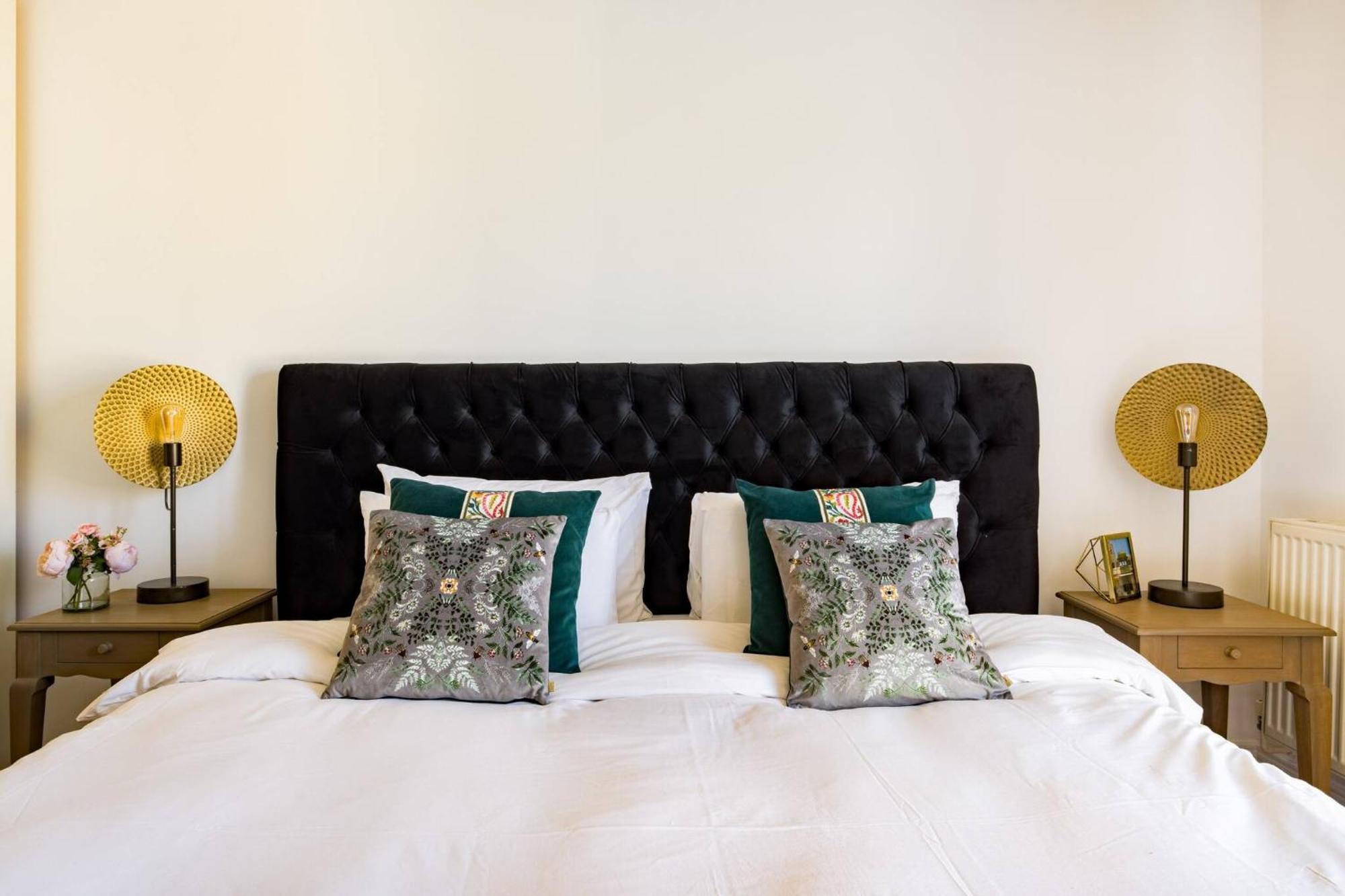 Wild Roses Service Apartments - East India Лондон Экстерьер фото