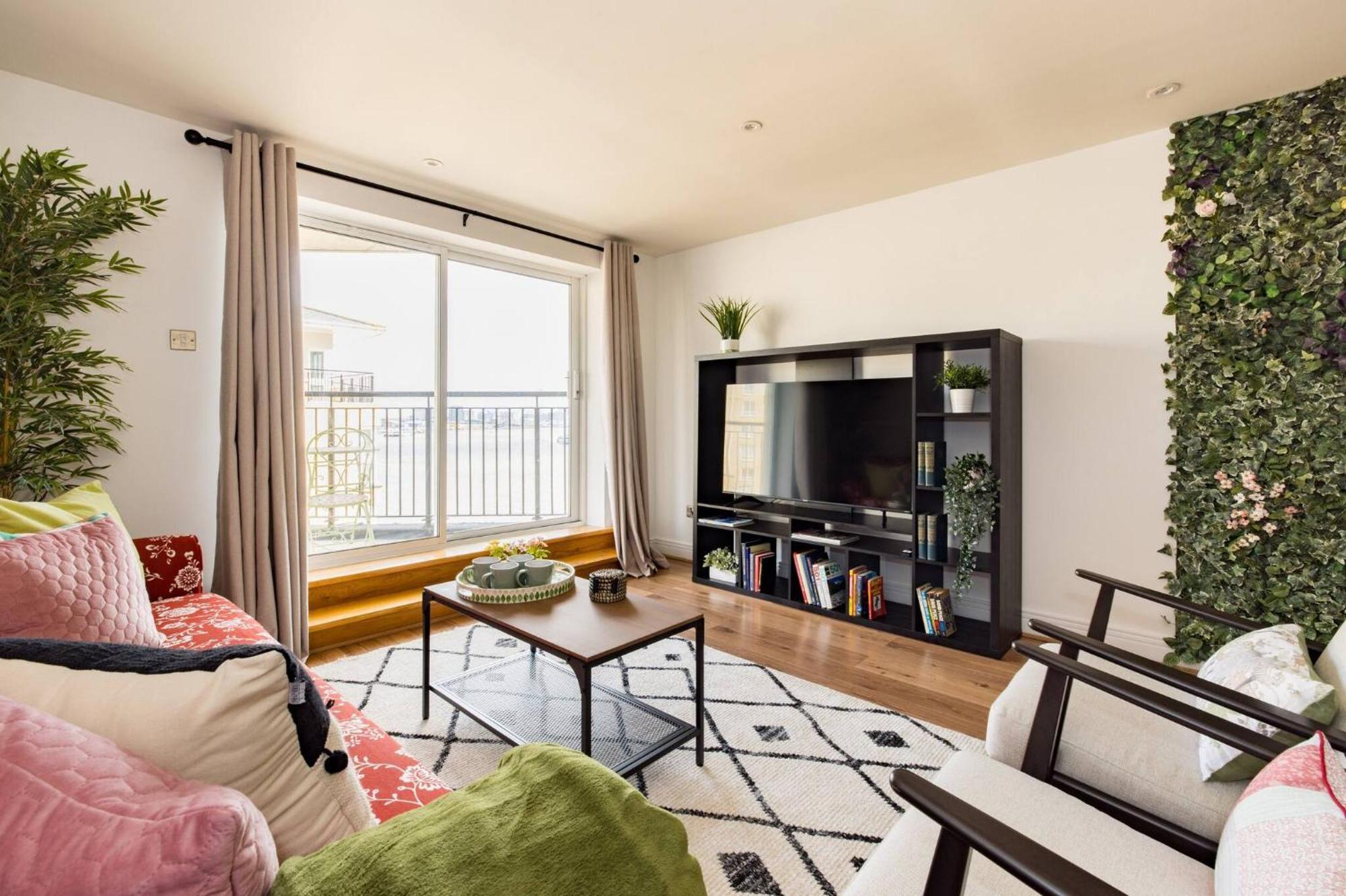 Wild Roses Service Apartments - East India Лондон Экстерьер фото