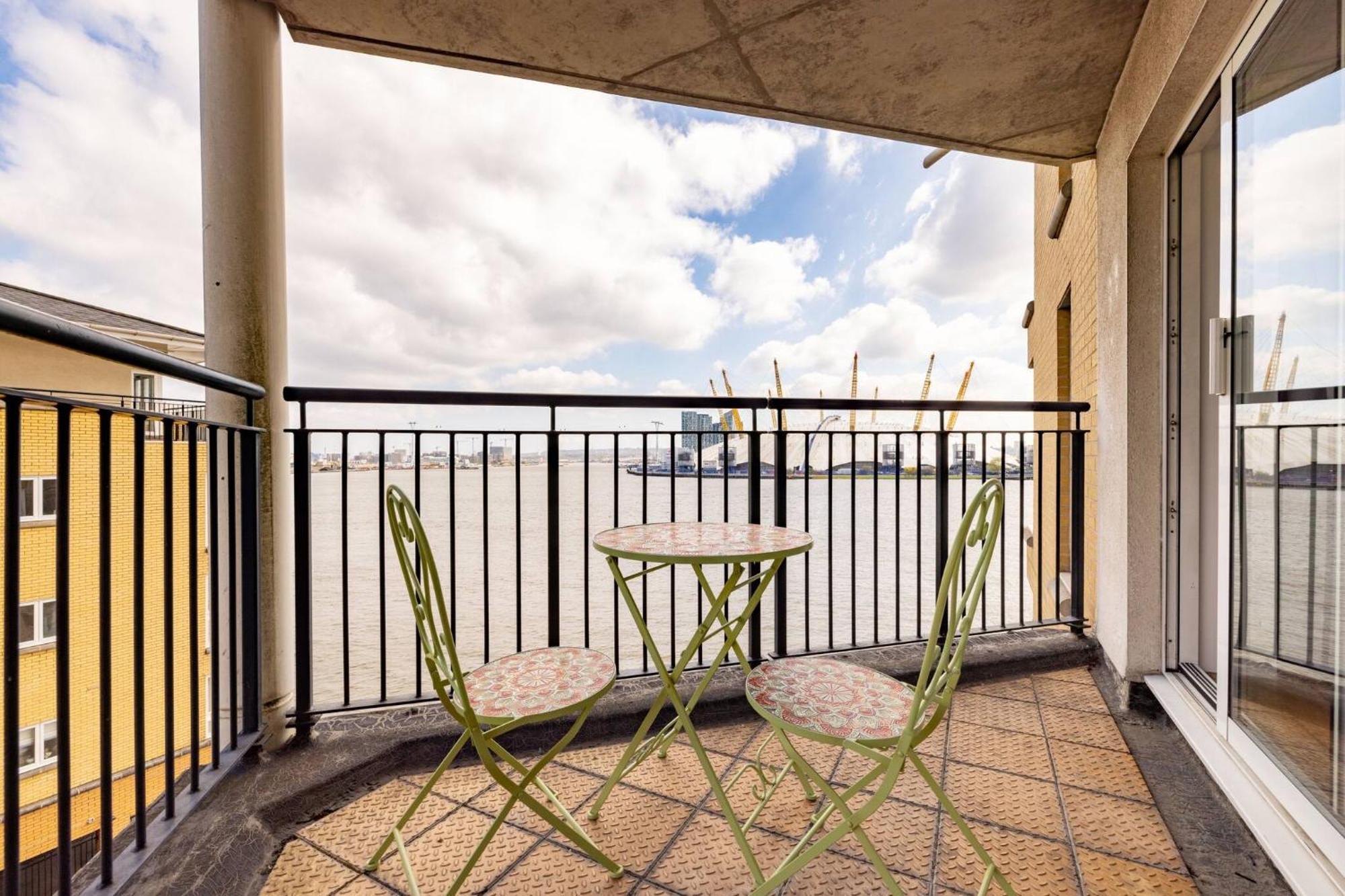 Wild Roses Service Apartments - East India Лондон Экстерьер фото