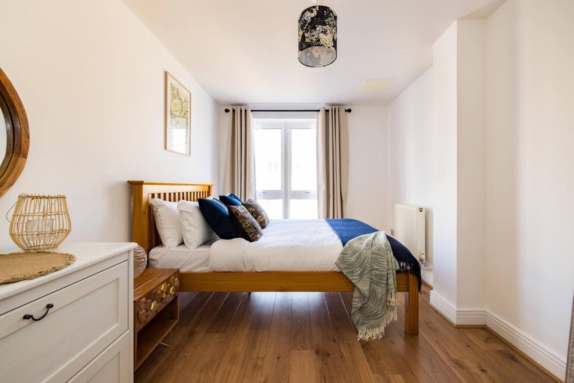Wild Roses Service Apartments - East India Лондон Экстерьер фото