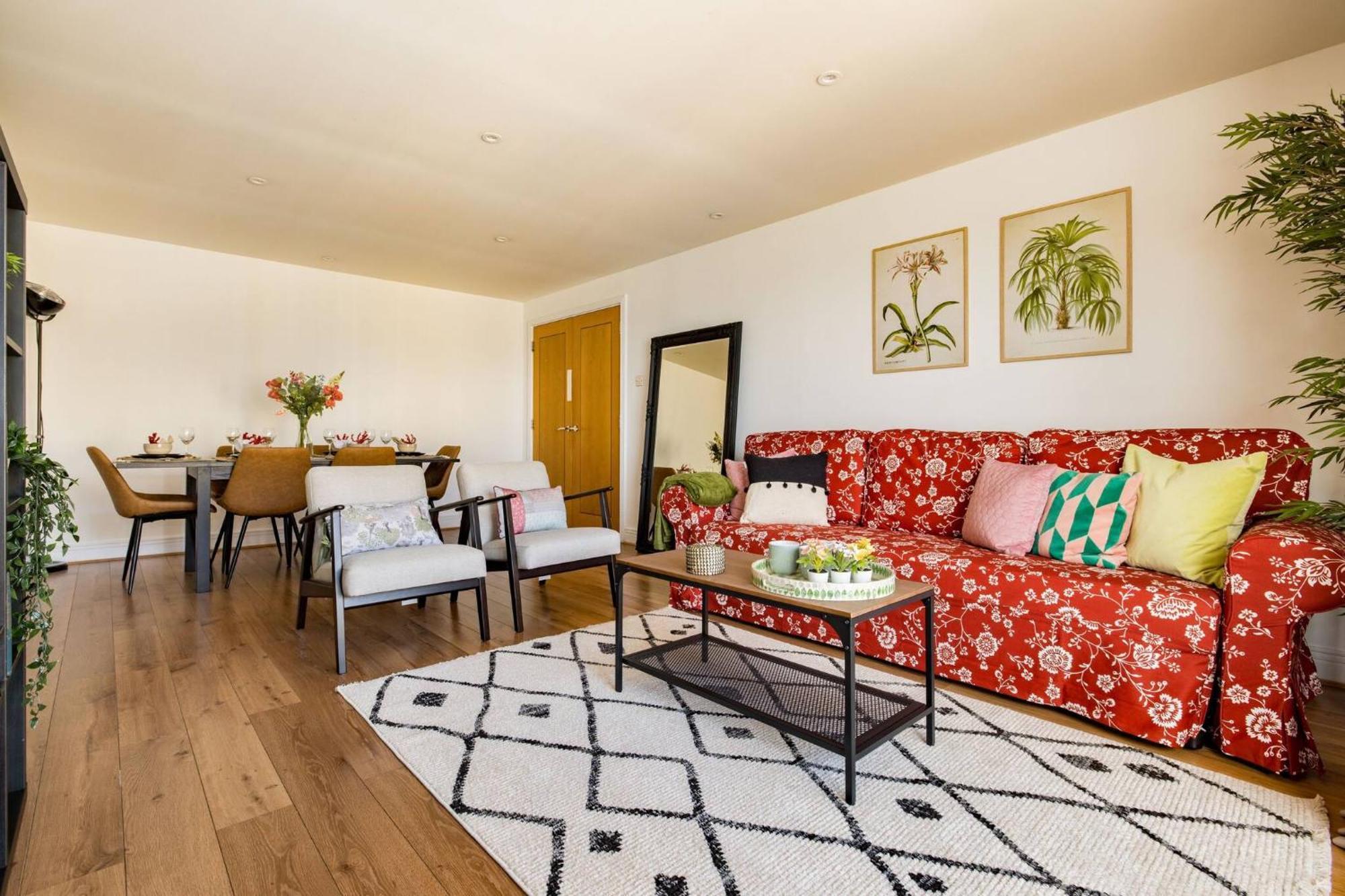 Wild Roses Service Apartments - East India Лондон Экстерьер фото